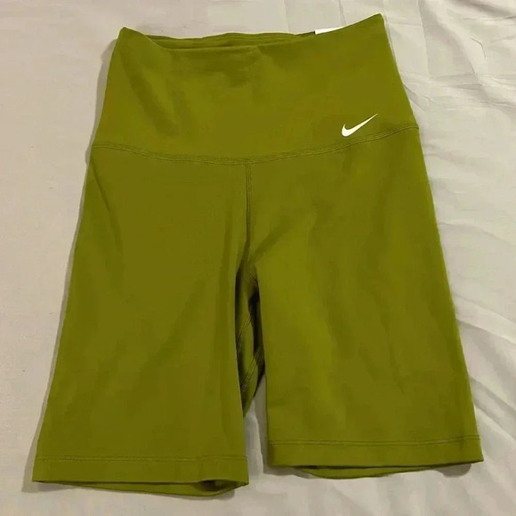 NWT women’s Nike one tight fit high rise 7”‎ length training shorts size XS - Picture 2 of 4
